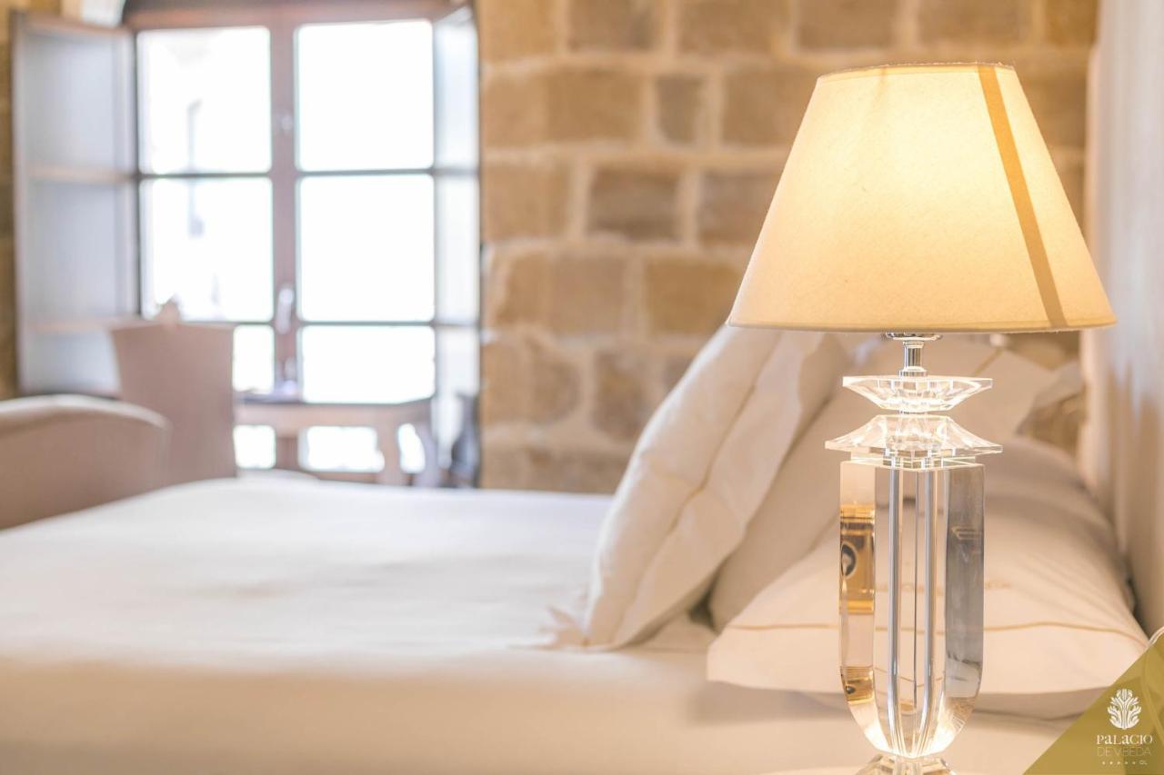 Hotel Palacio De Ubeda 5 G.L Exterior foto A table lamp