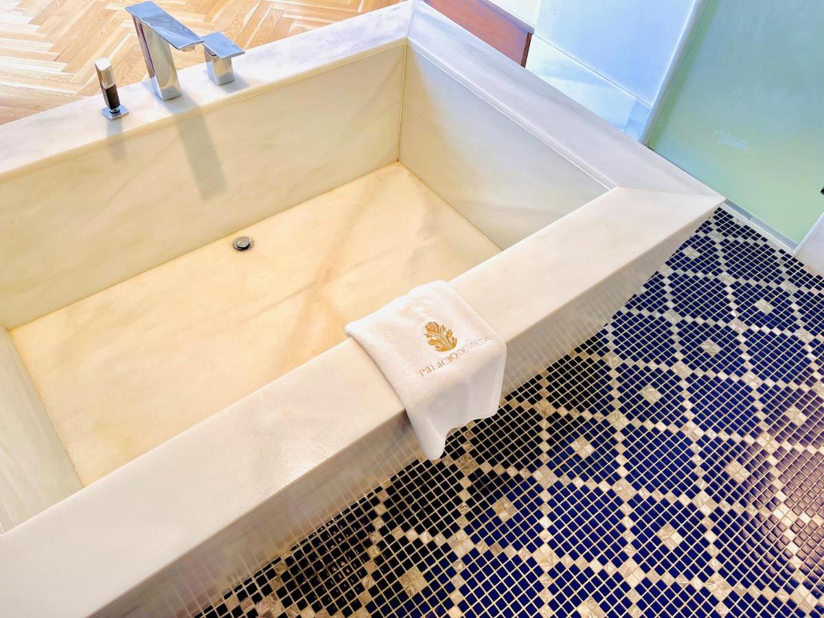 Hotel Palacio De Ubeda 5 G.L Exterior foto A freestanding bathtub