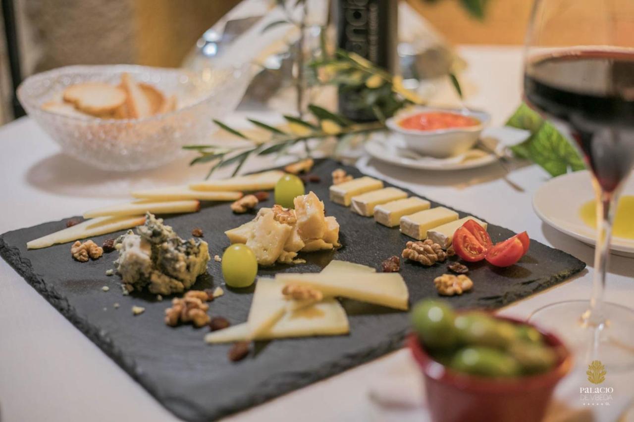 Hotel Palacio De Ubeda 5 G.L Exterior foto Cheese platter