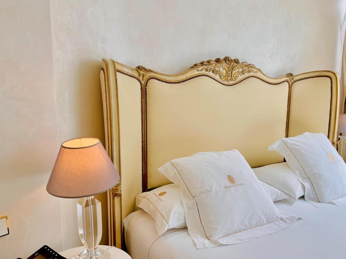 Hotel Palacio De Ubeda 5 G.L Exterior foto A bed with a headboard