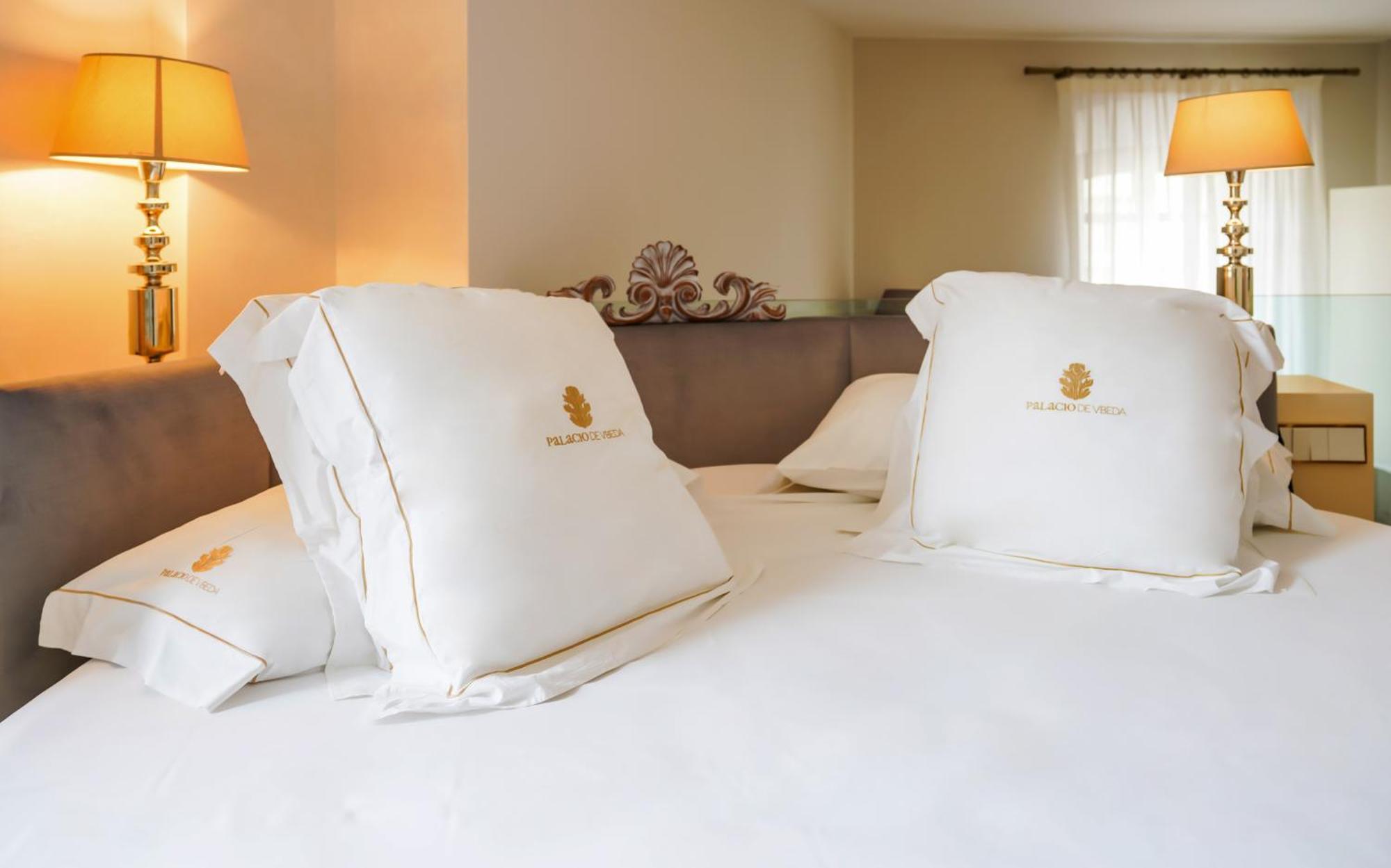 Hotel Palacio De Ubeda 5 G.L Exterior foto Pillows on a bed
